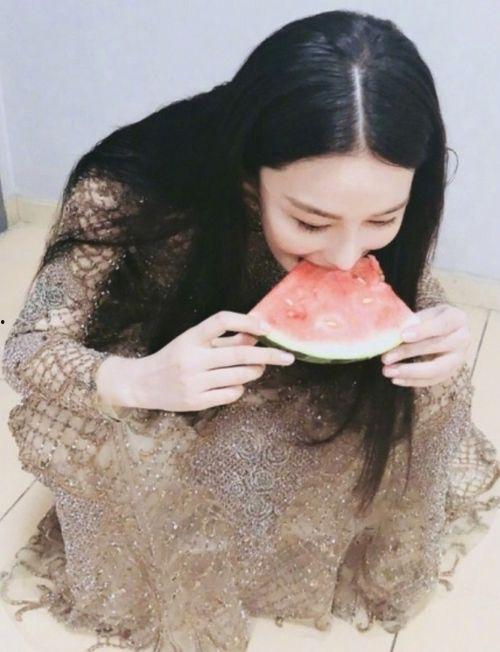 裙免沸吃瓜,揭秘娱乐圈的清凉一夏