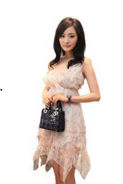 女明星网纱上衣,女明星们的时尚上衣演绎