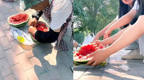 蹲在马路边吃瓜