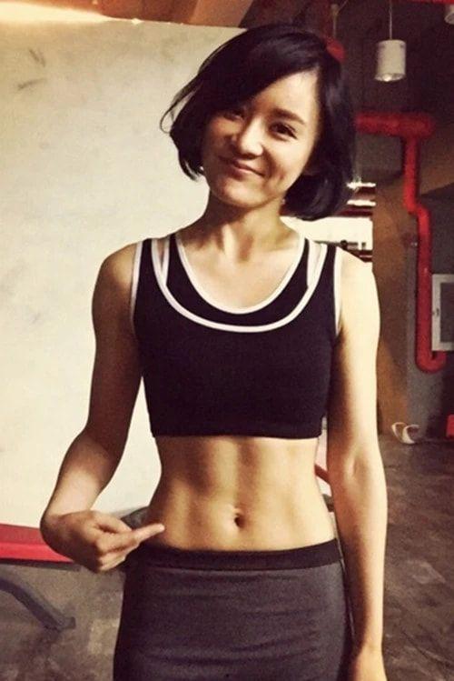 女明星腹肌,揭秘女明星健身塑形之路