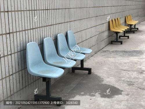 吃瓜校园操场椅子,见证青春吃瓜时光